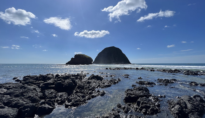 Con đường đi bộ ra Hòn Yến khi thủy triều rút